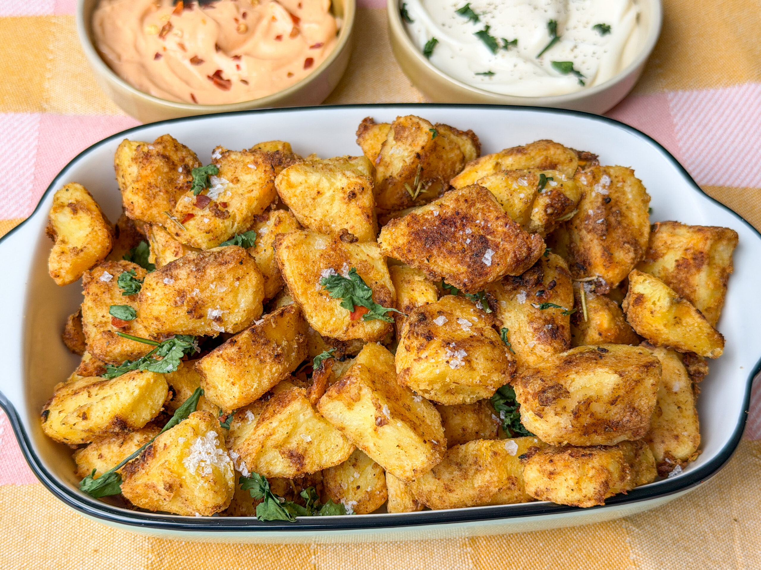 Mexicaanse krokant gebakken aardappels uit de oven klaar om te serveren