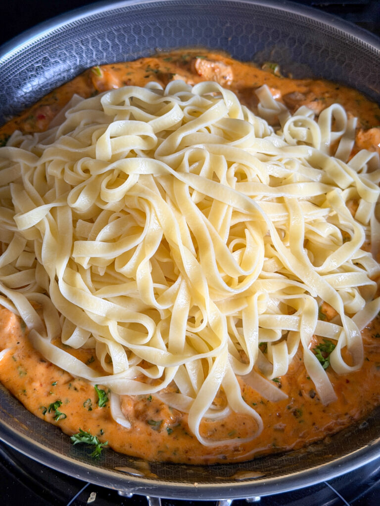 Pasta toevoegen aan de saus