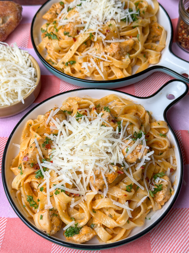 Pasta met room saus en kip geserveerd met kaas