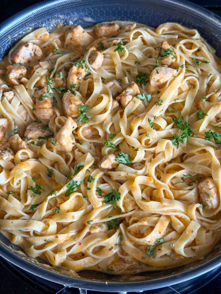 Pasta in romige saus met kip in pan