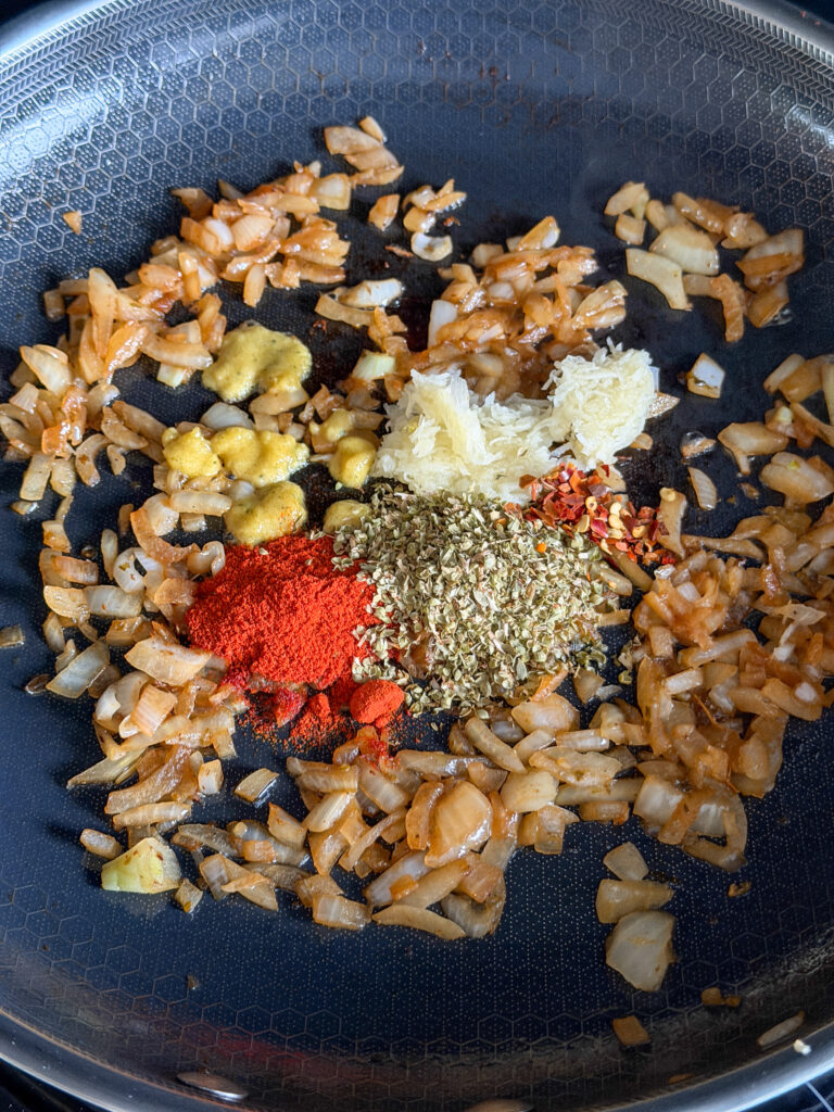 Ui, knoflook en kruiden bakken voor de roomsaus