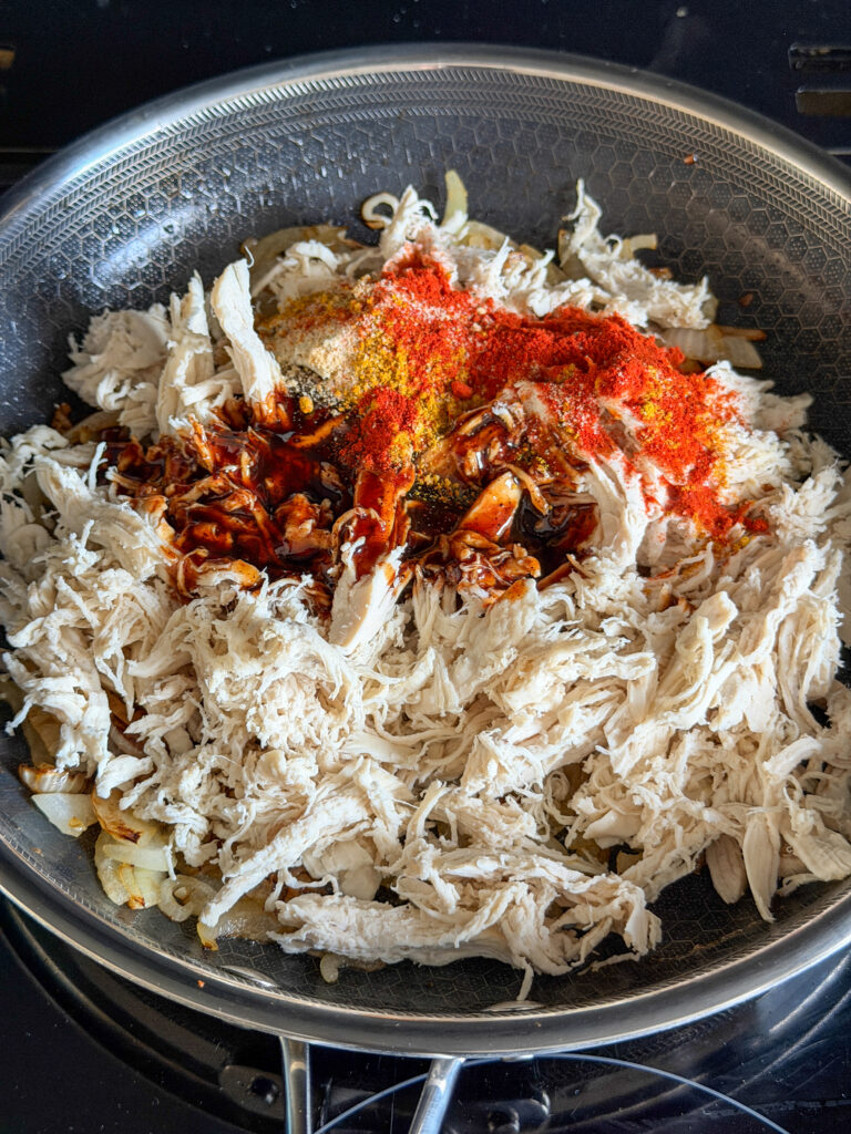 geplukte kip op smaak brengen met kruiden en bbq saus