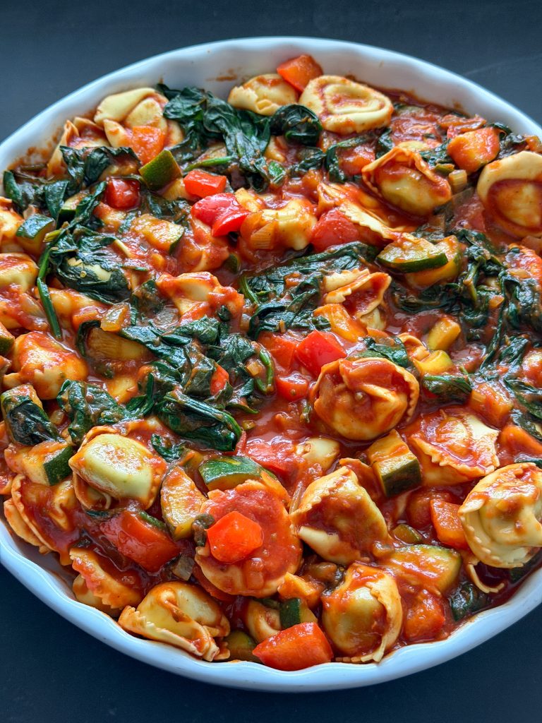 ovenschaal vullen met ravioli en tomatensaus met groenten
