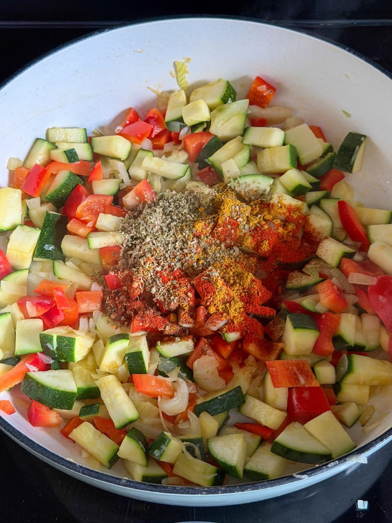 Groenten bakken met specerijen voor de ravioli ovenschotel