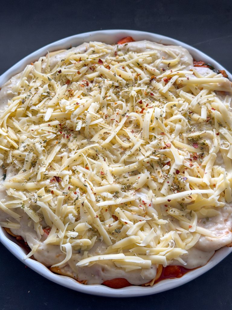 ovenschotel bestrooien met kaas en specerijen