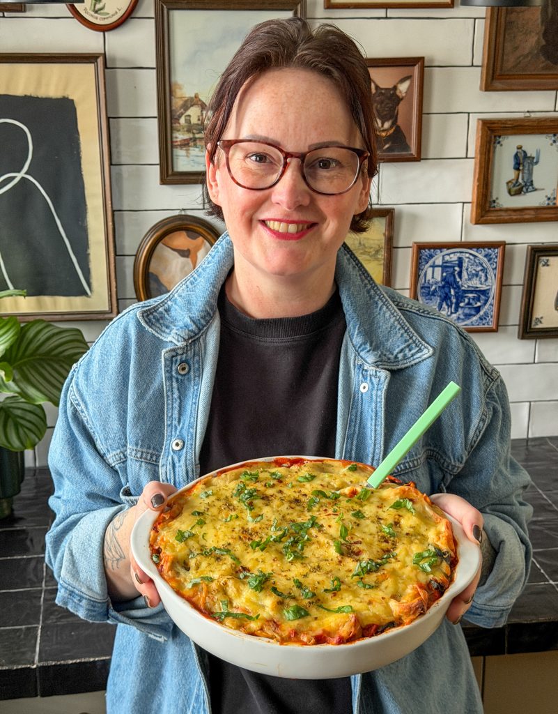 Ravioli ovenschotel met bechamelsaus vers uit de oven, klaar om te serveren