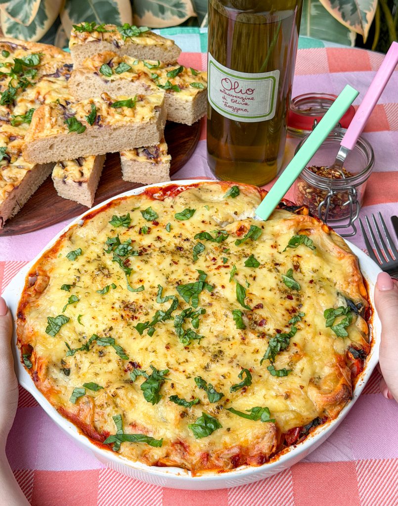 Ravioli ovenschotel met bechamelsaus geserveerd met focaccia en kruiden
