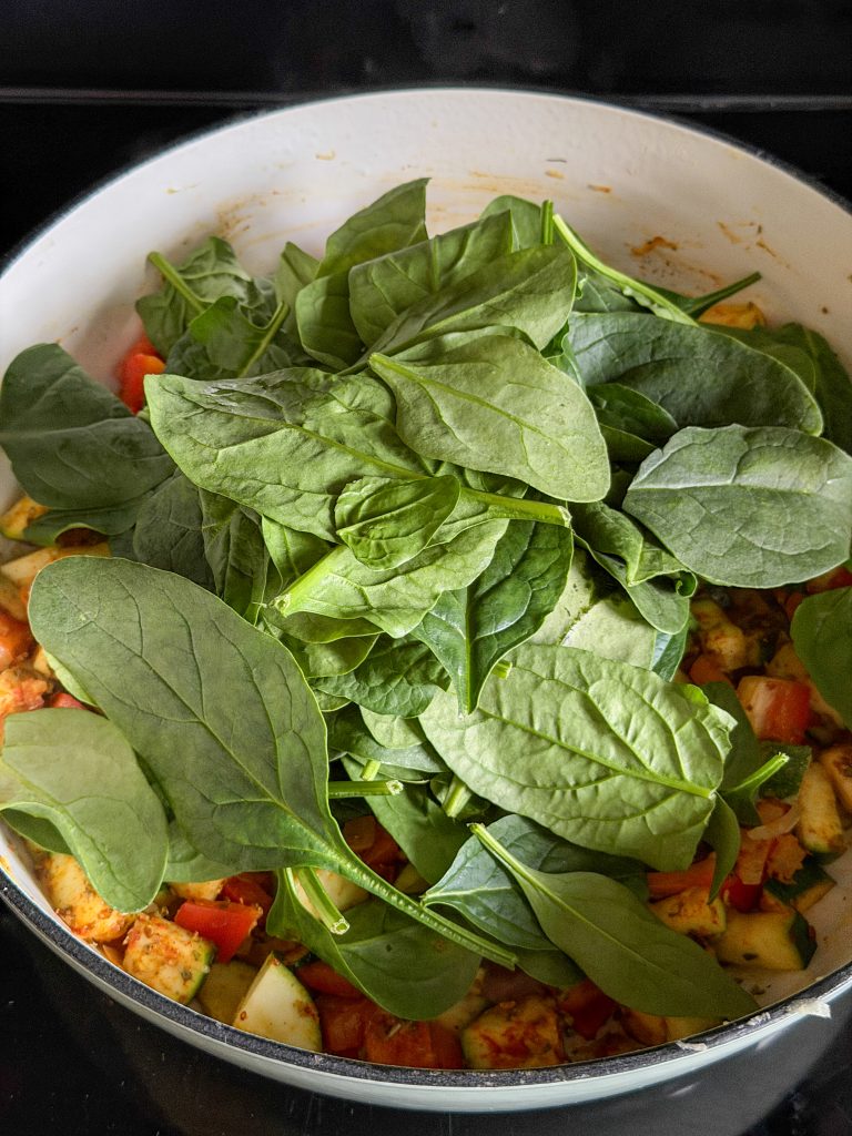 Spinazie toevoegen aan de tomatensaus