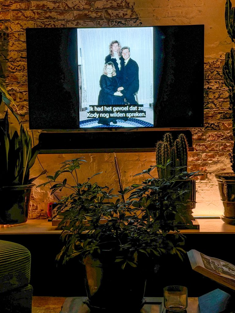 Sister wives op de tv kijken