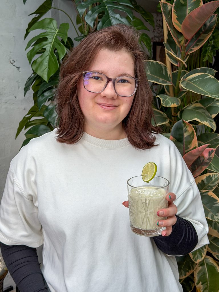 Smoothie met kiwi en banaan geserveerd in glas met limoen door Beaudine