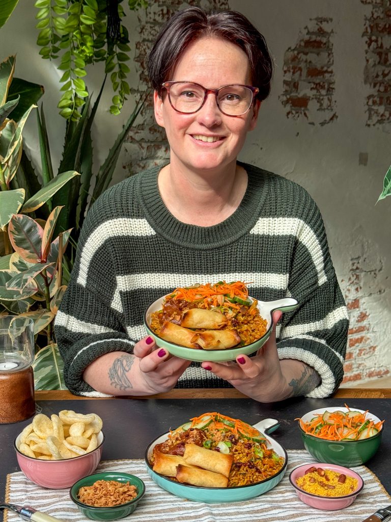 Vegetarische nasi geserveerd met verschillende bijgerechten