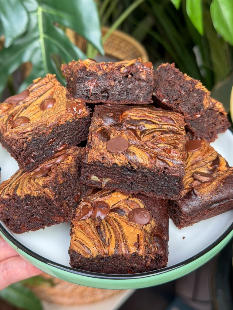 Close-up van brownie met banaan en pindakaas met swirl bovenop