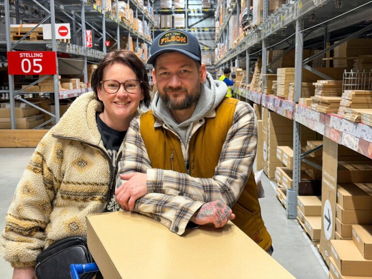 Marie Louise en Jan Willem samen in een magazijn bij IKEA