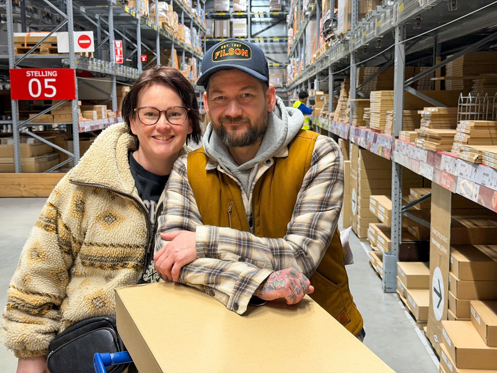 Marie Louise en Jan Willem samen in een magazijn bij IKEA