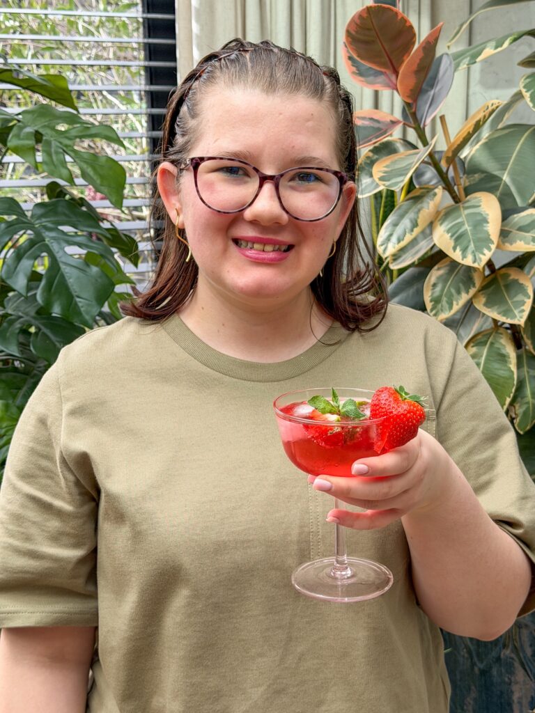 Beaudine met zelfgemaakte aardbeien gin tonic