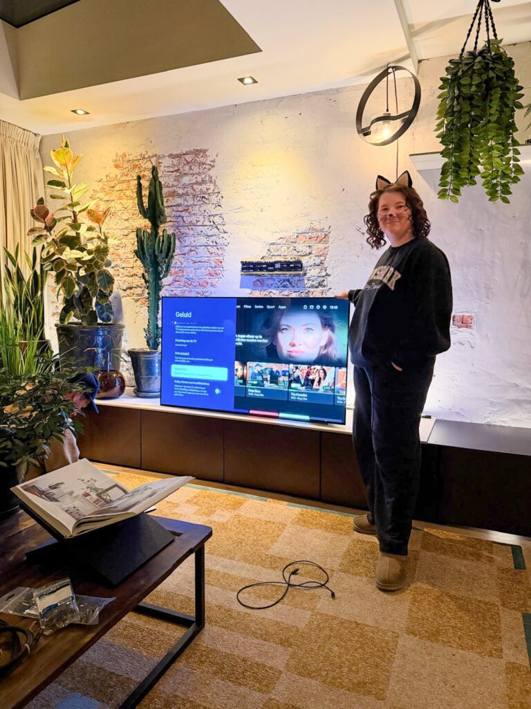 Beaudine bij de tv in de woonkamer