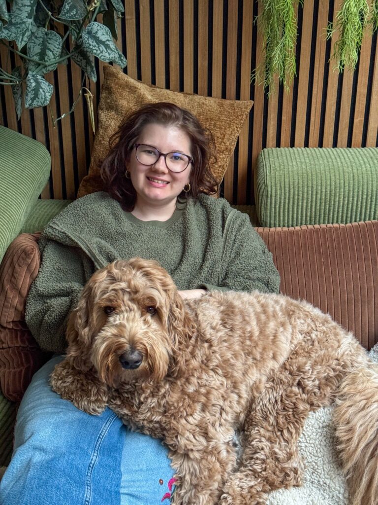 Beaudine zit op de groene bank met Teun ontspannen op schoot in de woonkamer