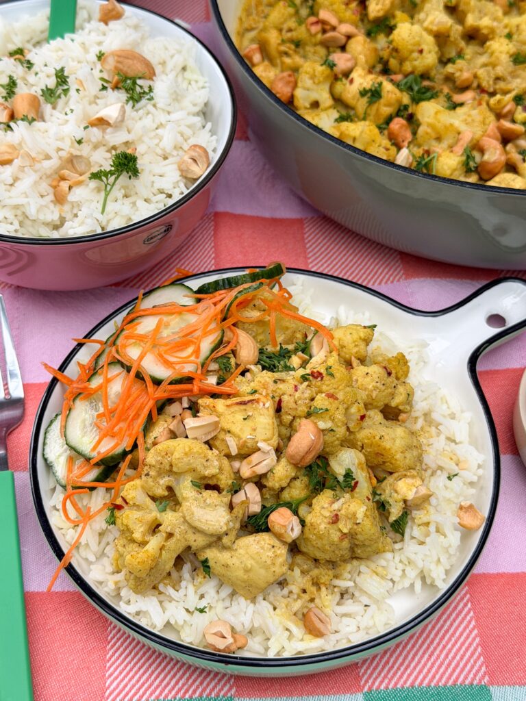 Rijst met bloemkool curry met kip en zuurgoed