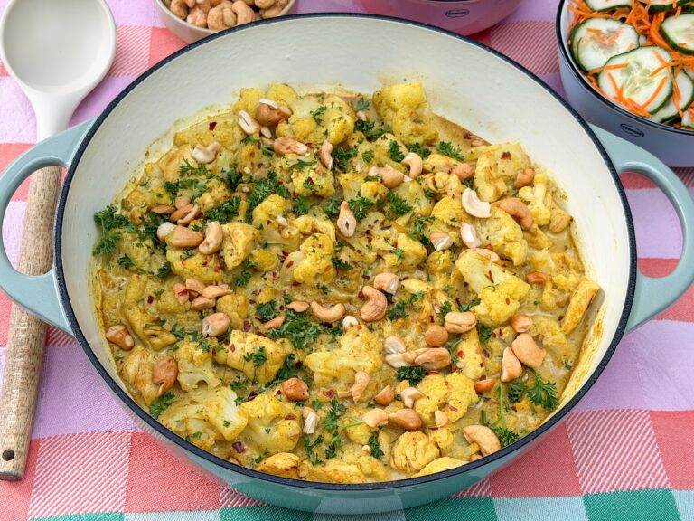 Bloemkoolcurry met kip recept in romige kruidige saus zonder kokosmelk