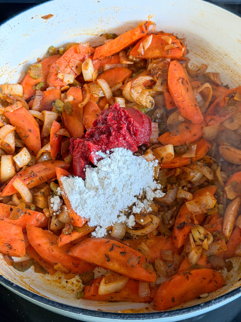 Tomatenpuree en bloem toevoegen