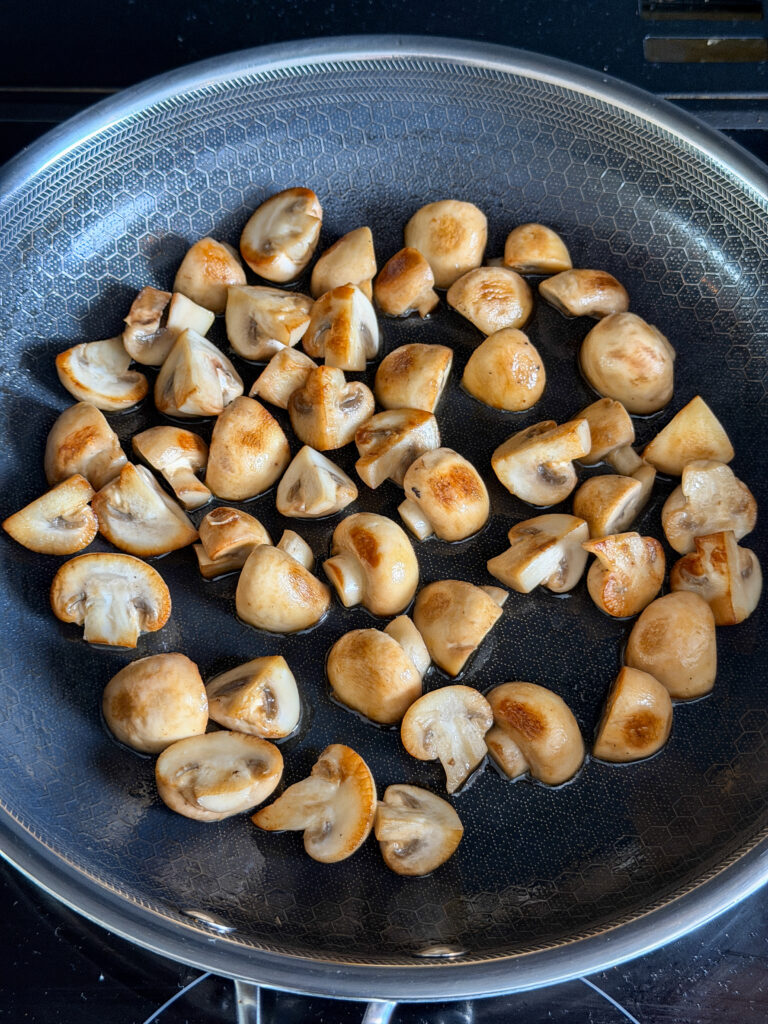 Champignons goudbruin bakken