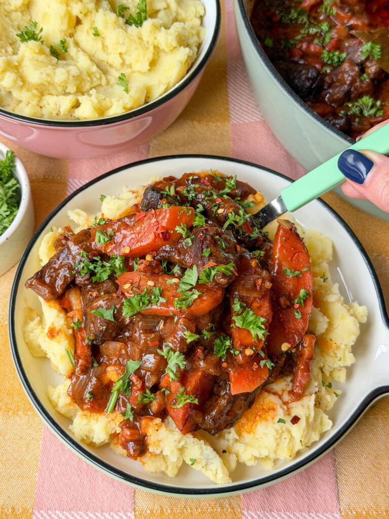 Frans stoofvlees met groenten en rode wijn geserveerd met puree