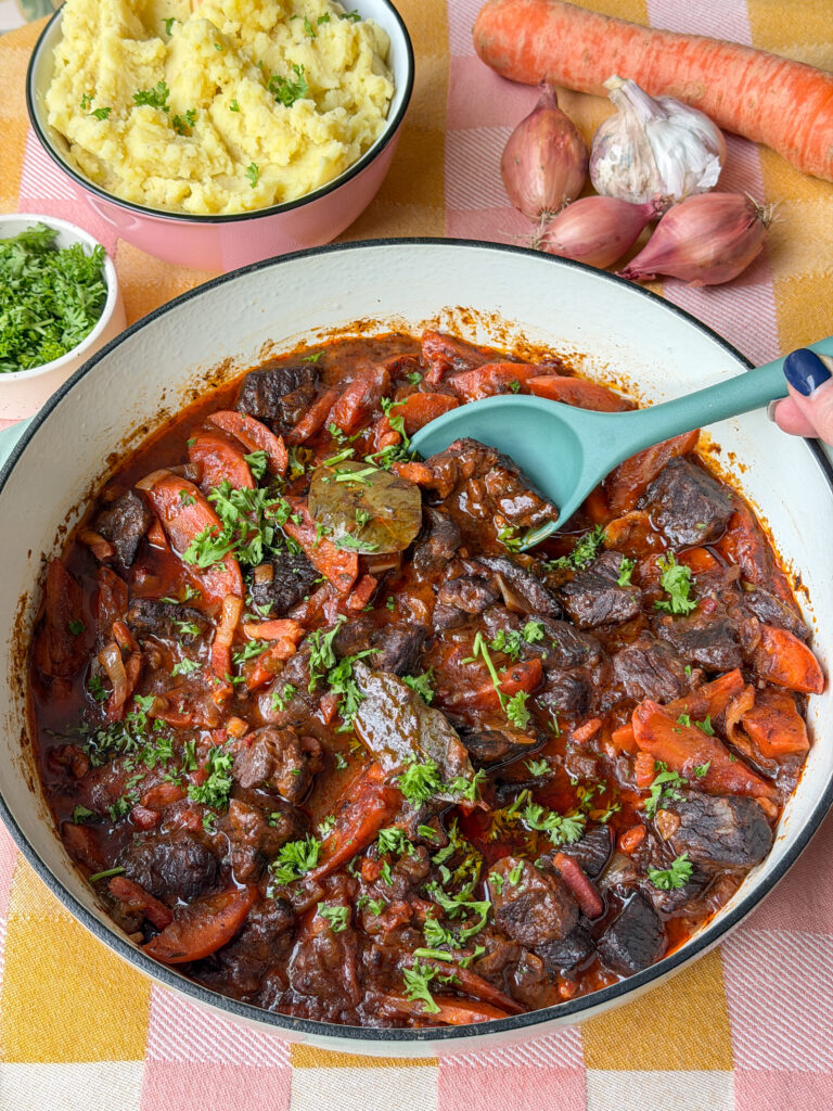 Boeuf bourguignon klaar om te serveren