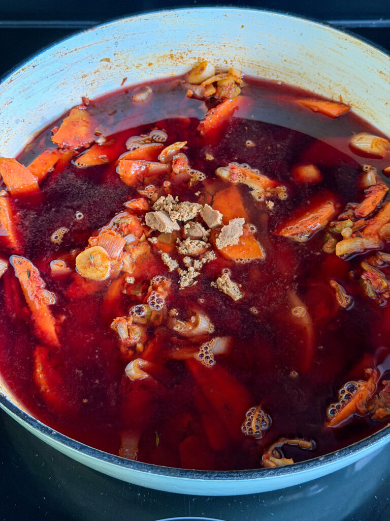 rode wijn en bouillon toevoegen