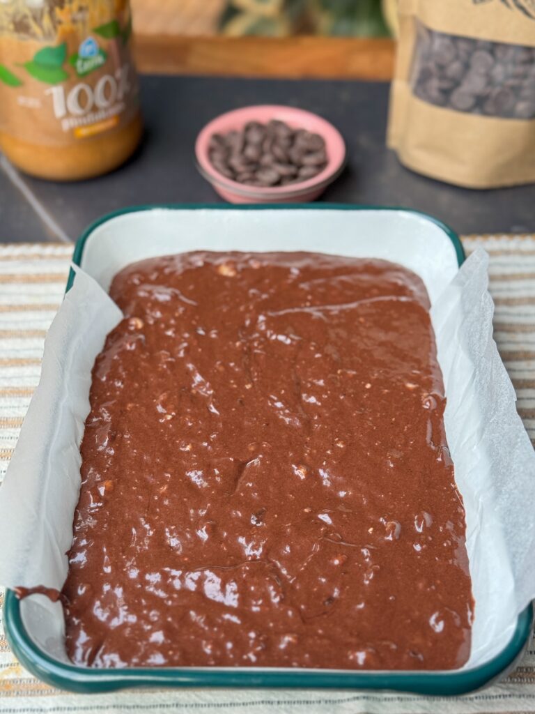 Brownie beslag met banaan in bakvorm voor het bakken