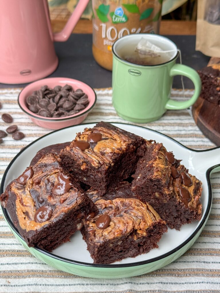 Gesneden brownie met banaan en pindakaas op bord