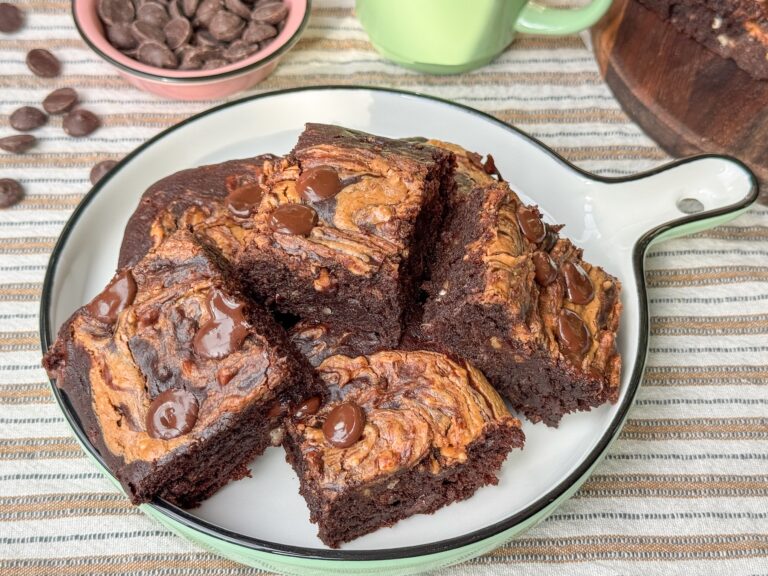 Smeuïge brownie met banaan en pindakaas swirl en gesmolten chocoladedruppels