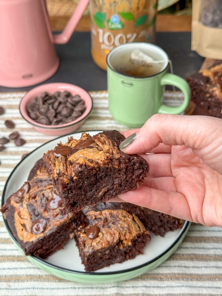 Gesneden brownie stukje vastgehouden