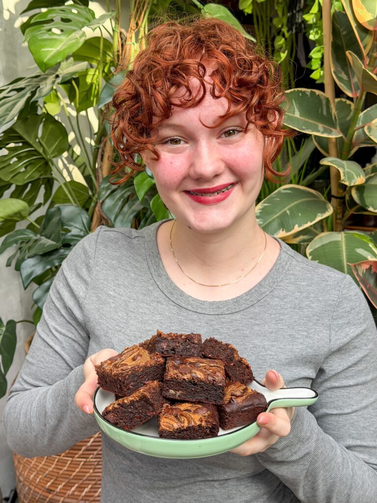 Amaranthe met een bord brownie met banaan en pindakaas stukjes