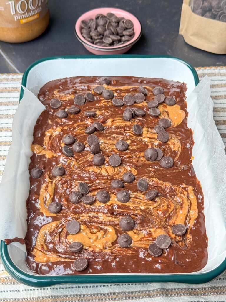 Chocoladedruppels bovenop verdelen