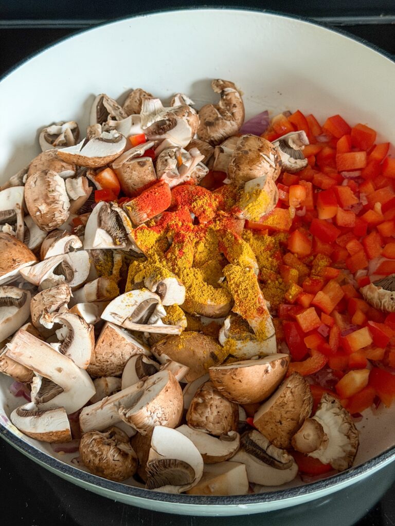 Champignons en paprika bakken met kruiden voor vegetarische gnocchi ovenschotel