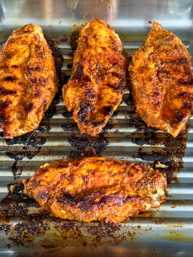 Chipotle kipfilet gebakken in een grillpan, goudbruin en gaar