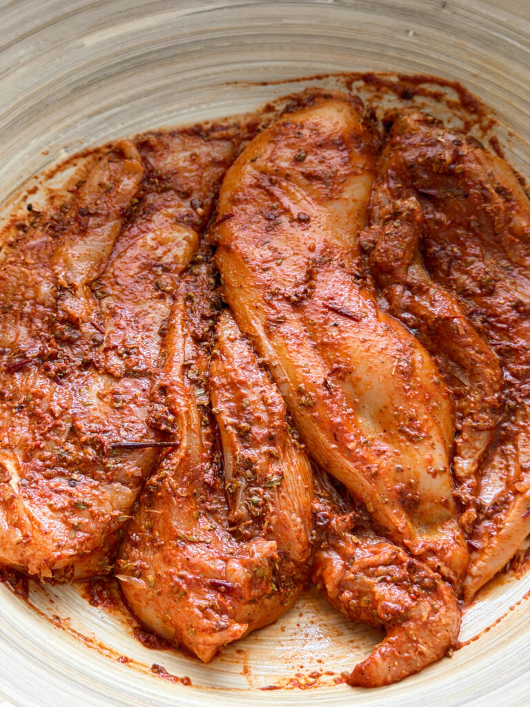 Gemarineerde kipfilet in een kom