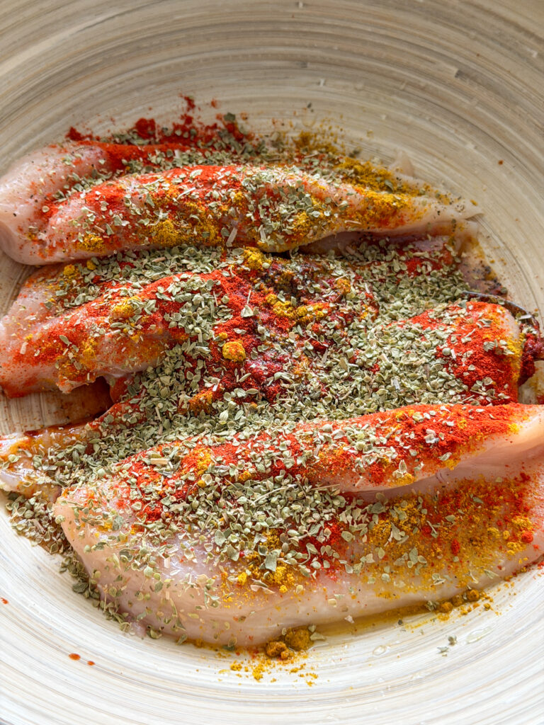 kruiden en specerijen op kipfilet voor chipotle marinade