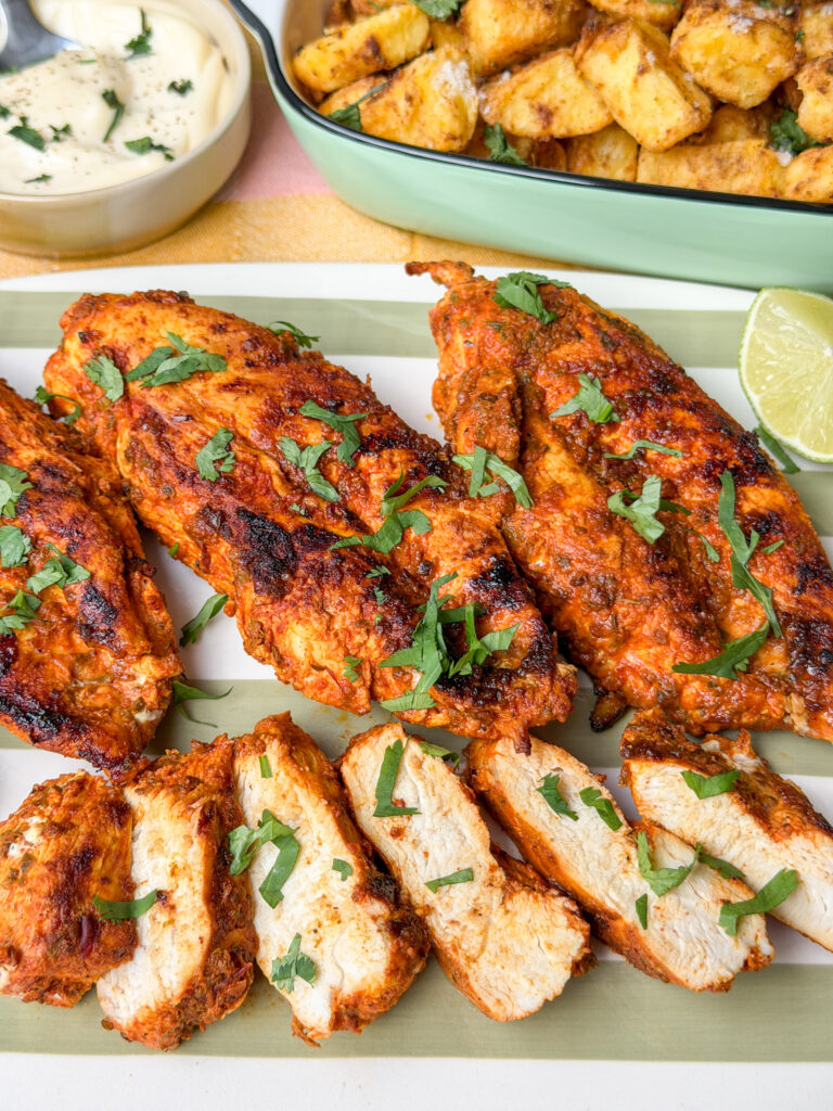 Kipfilet geserveerd met krokant gebakken aardappels