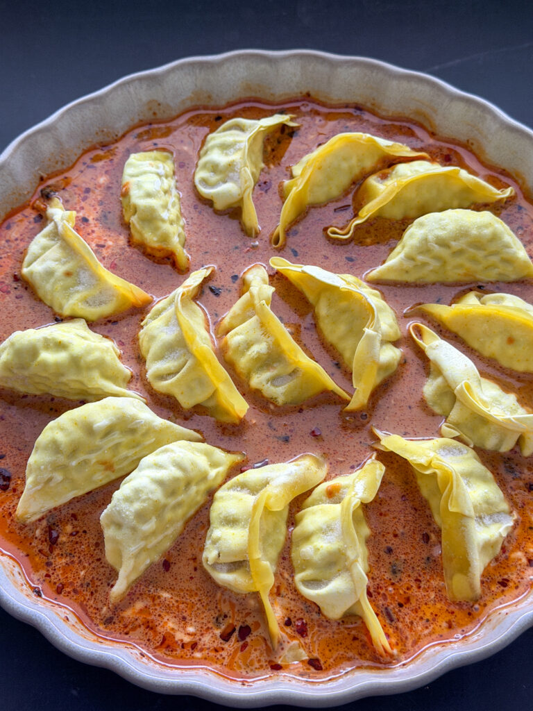 Bevroren gyoza in ketjapsaus voor de ovenschotel