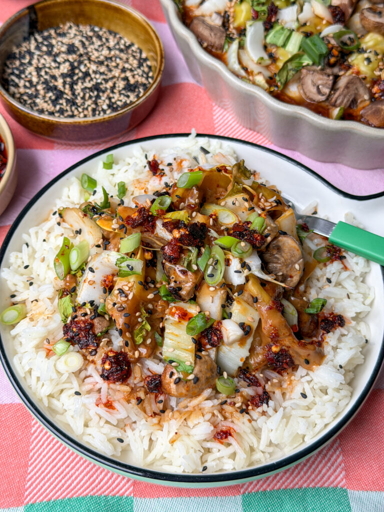 Gyoza ovenschotel met ketjapsaus en crispy chili olie geserveerd met rijst