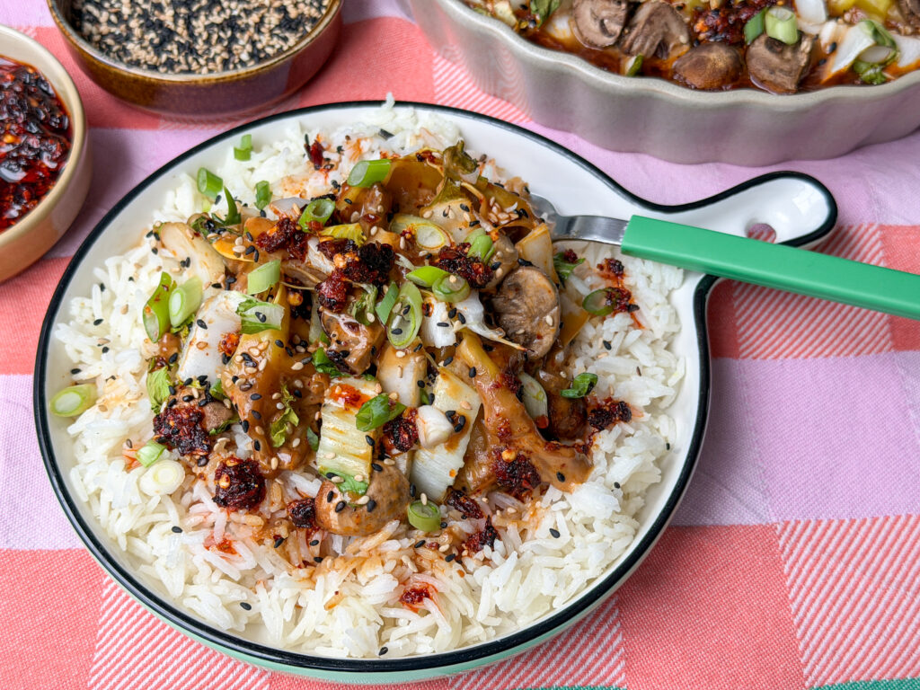 Gyoza in ketjapsaus geserveerd met rijst en crispy chili olie