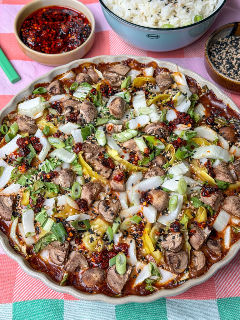 Gyoza ovenschotel met ketjapsaus in ovenschaal met paksoi en crispy chili olie