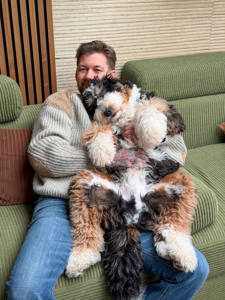 Jan Willem en Legend samen bij de groene bank in huis.