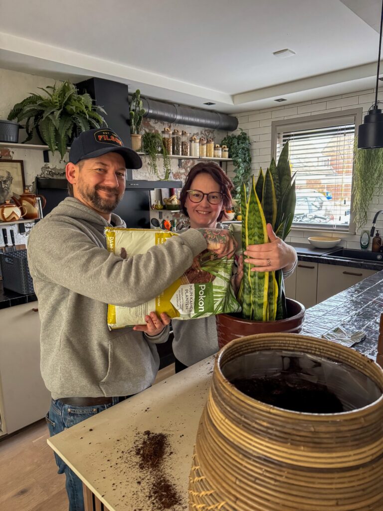Jan Willem en Marie Louise verpotten een plant in de keuken