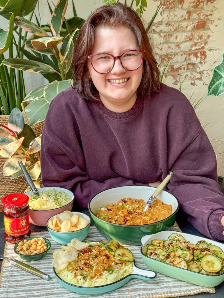 Beaudine met kip in romige pindasaus en rijst aan tafel