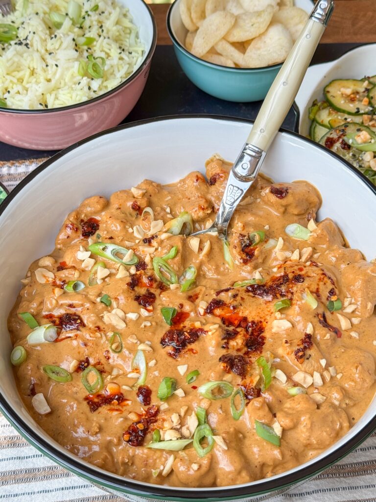 kip in romige pindasaus met kokosmelk, crispy chili olie en bosui