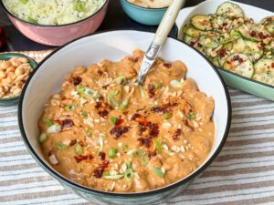 Kip in romige pindasaus met kokosmelk, rijst en komkommersalade