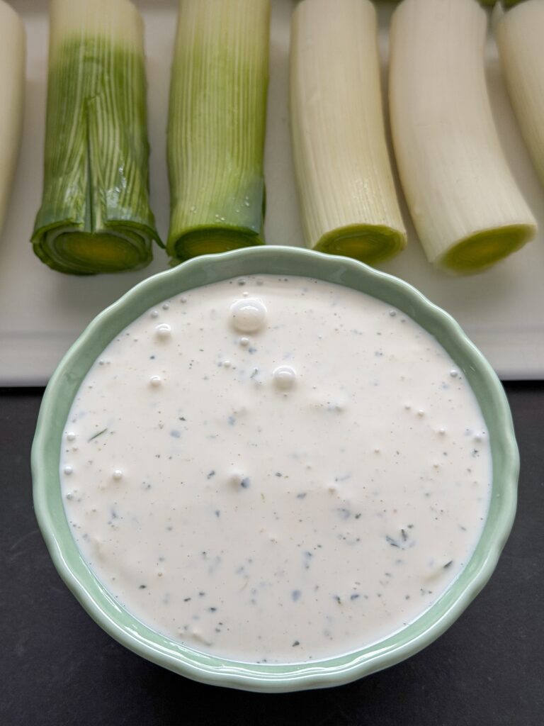 Saus maken van kruidenroomkaas en kookroom