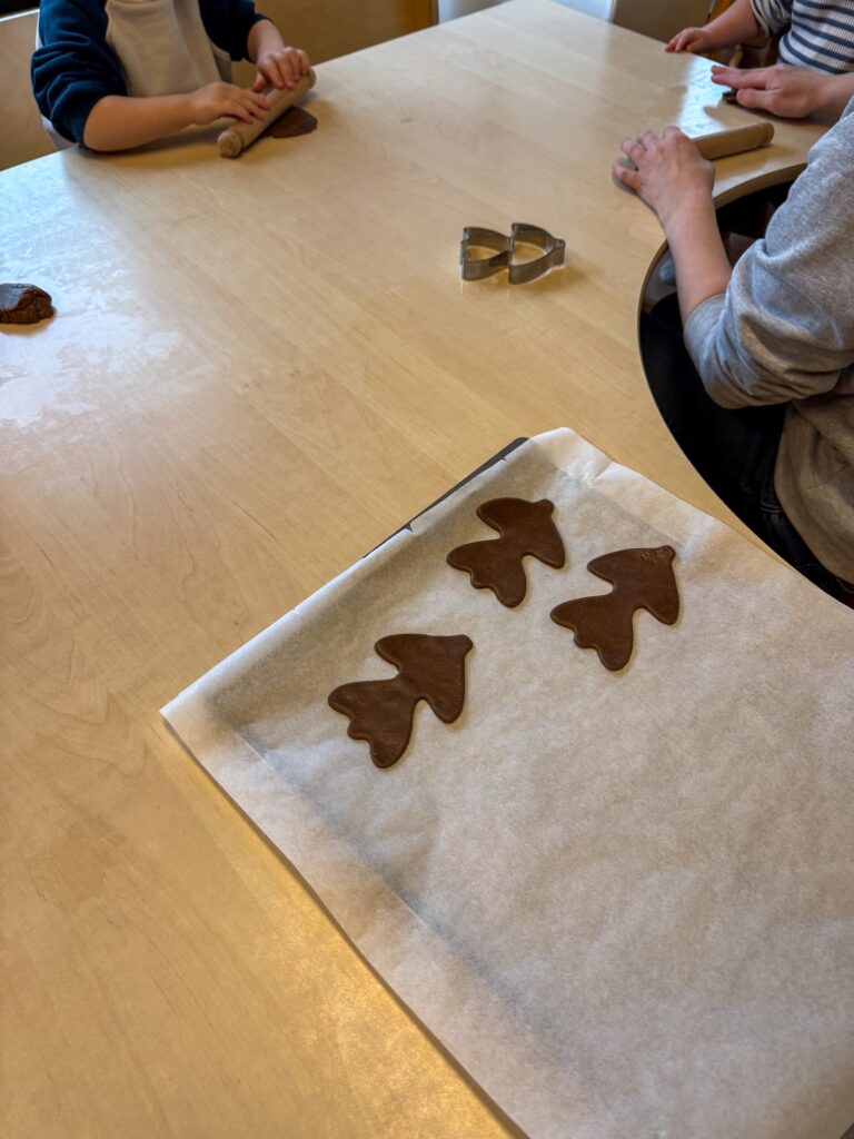 lentekoekjes in boomvorm op een bakplaat met bakpapier.